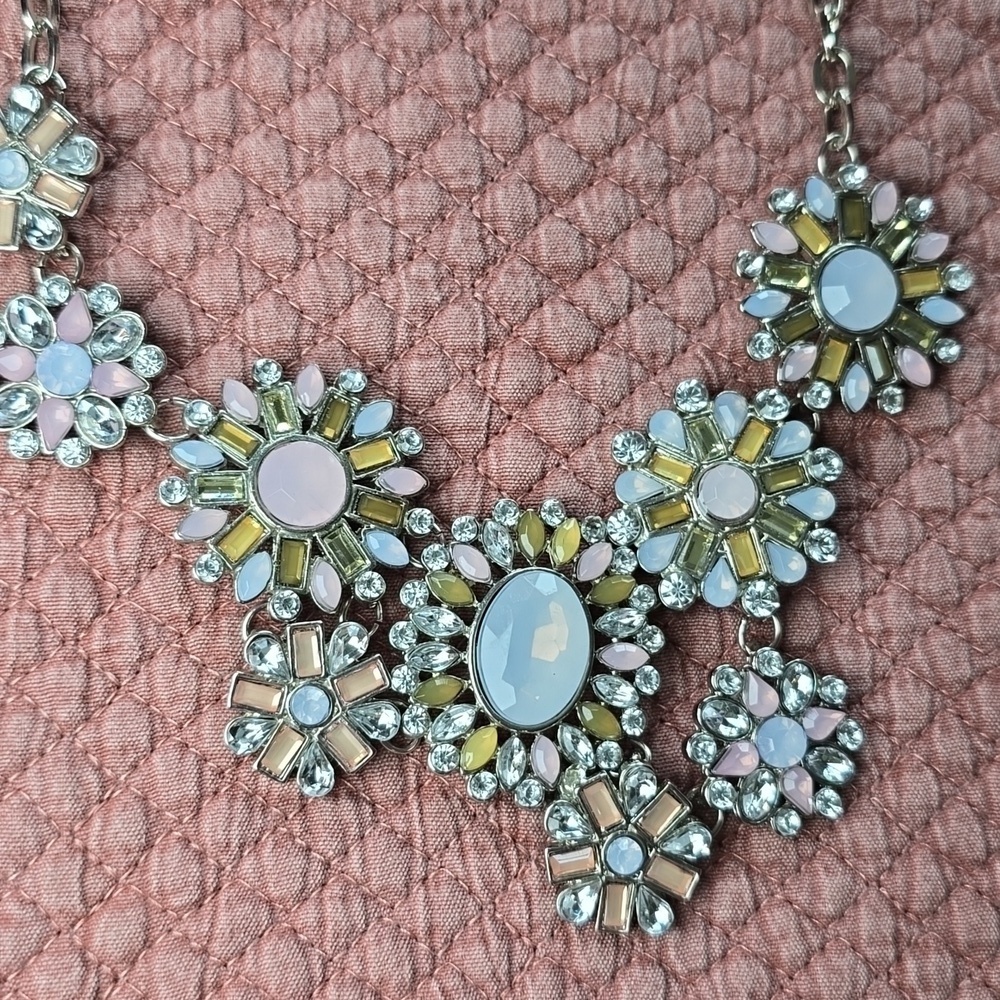 Stella & Dot Elegant Floral Statement Necklace - Picture 3 of 9